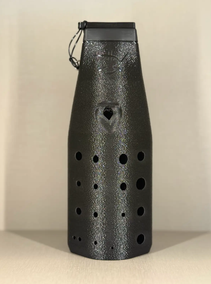 Imagem de uma ocarina Nomad de duas câmaras apoiada em pé.